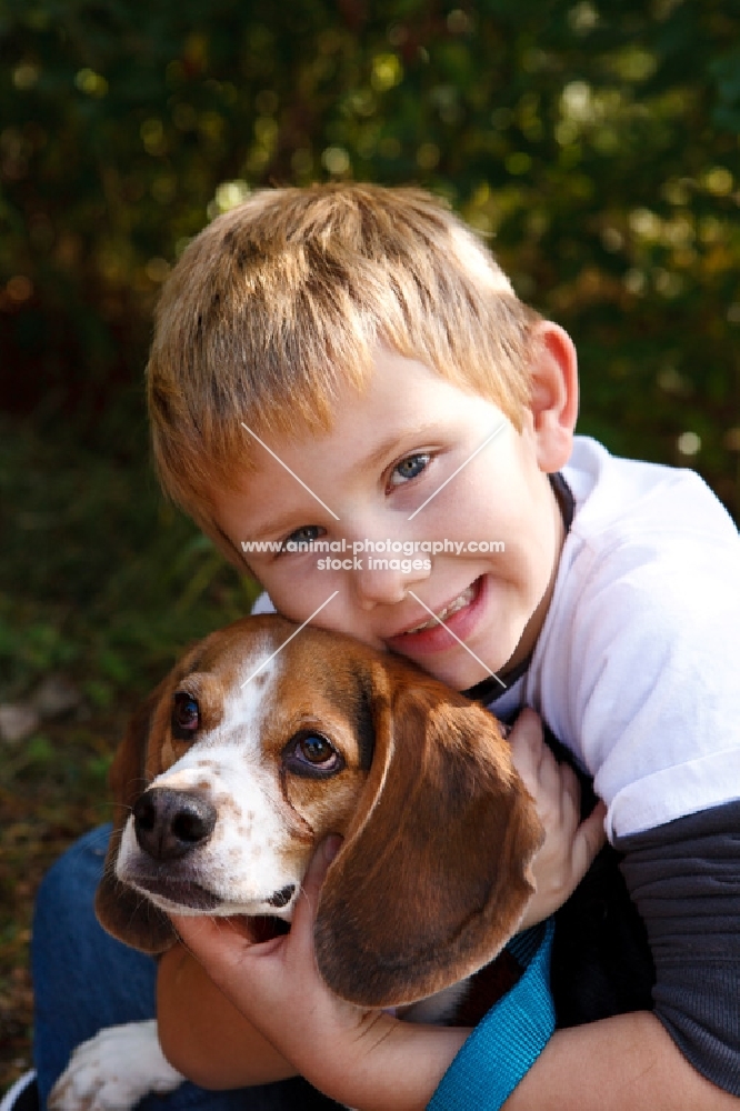 boy hugging his beagle