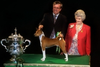 Picture of crufts 2001 ann arch, judge, with basenji ch jethard cidevant, bis with owner, paul singleton