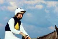 Picture of lady jockey at oxford university point to point 